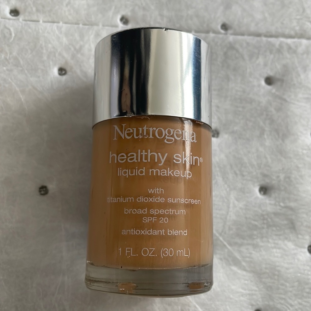 Neutrogena Healthy Skin Foundation in HONEY 85